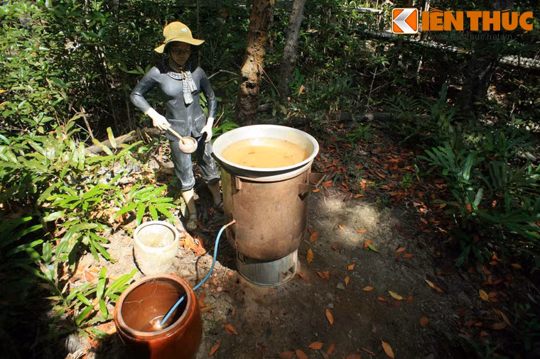 Để có nước ngọt ăn uống, chiến sĩ Rừng Sác đã tạo nước ngọt bằng cách đun nước sôi lên rồi hứng lấy nước ngọt bốc hơi bên trong. Với cách làm này 2 chiến sĩ nấu trong 24h có thể thu 300 lít nước ngọt, đủ cho một trung đội ăn uống trong một ngày.