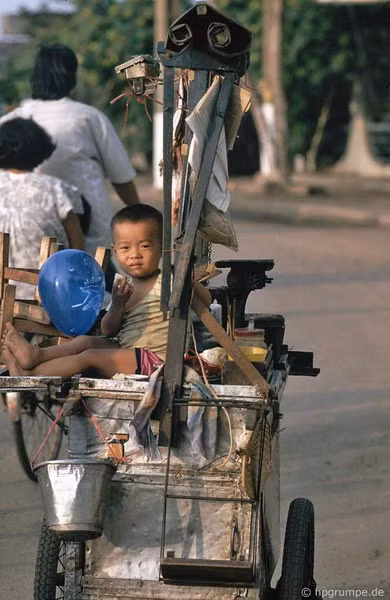 Em bé ngồi luôn trên quầy để mẹ đẩy đi.