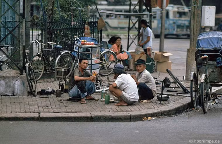 Các góc phố thường có quầy sửa xe đạp và những chiếc xích lô chờ khách.
