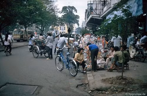 Mua hàng vỉa hè vừa thuận tiện vừa rẻ hơn so với trong cửa hiệu.