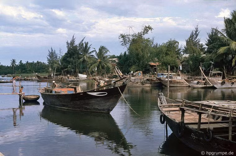 Phần lớn cư dân ở đây làm nghề chài lưới.