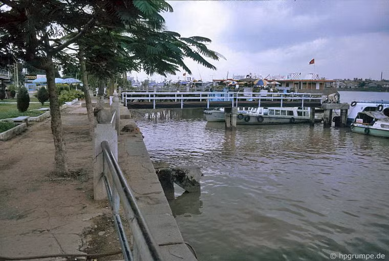 Bến tàu trên sông Sài Gòn.