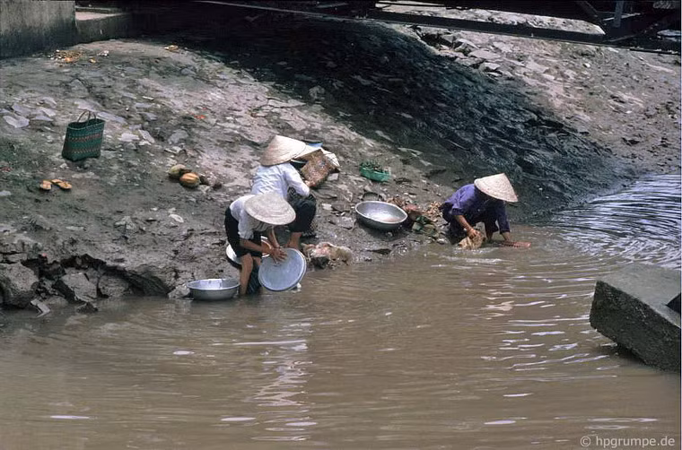 Giặt giũ, lau rửa vật dụng bên sông.