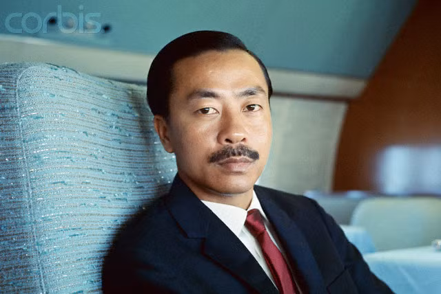  Nguyễn Cao Kỳ (1930-2011) là một sĩ quan cao cấp và là cựu Thủ tướng và Phó Tổng thống của chế độ Sài Gòn. Năm 2004, ông đã về thăm quê hương trong tinh thần hòa giải dân tộc. Ông mất ngày 23/6 tại một bệnh viện ở Malaysia, thọ 81 tuổi. 