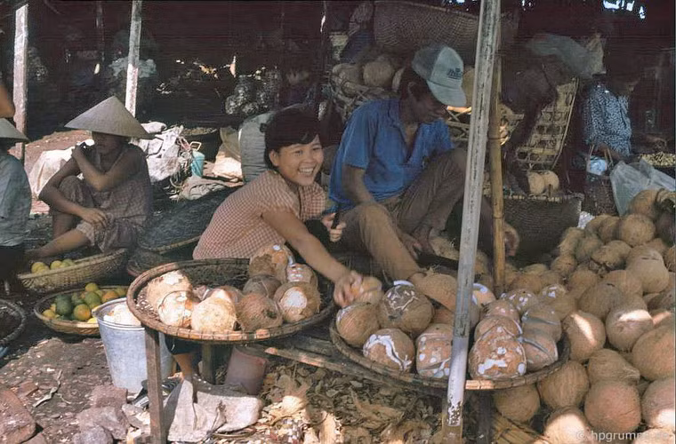 Nụ cười của cô bán bí đỏ.