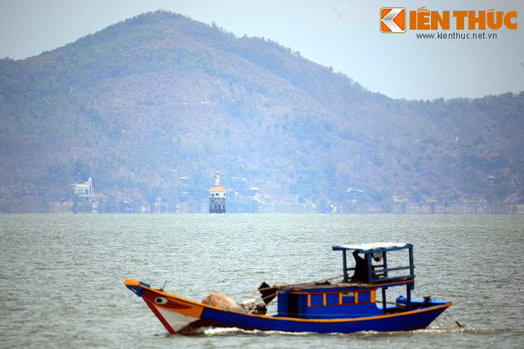 Do nằm ở ngoài khơi xa, cách duy nhất để quan sát cận cảnh hải đăng Cần Giờ là từ trên tàu thuyền.