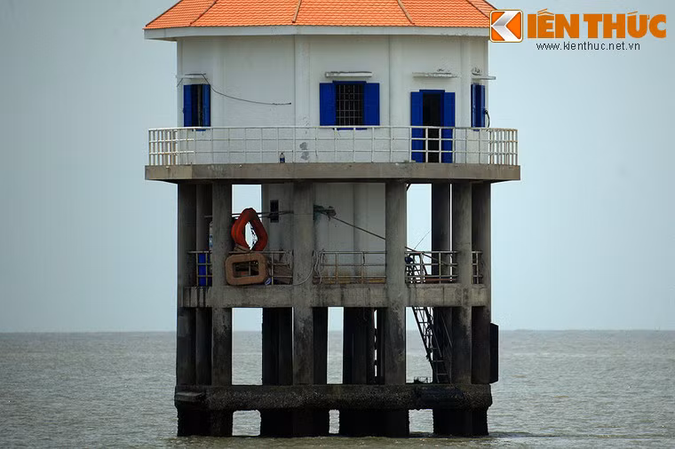 Do xuống cấp, năm 1990 ngọn hải đăng bị dỡ bỏ và đến năm 2005 được xây dựng lại bằng bê tông với kiến trúc như ngày nay.
