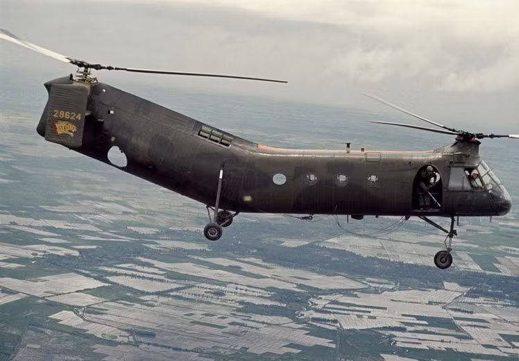  Trực thăng Chinook của Mỹ trên bầu trời đồng bằng sông Cửu Long. 