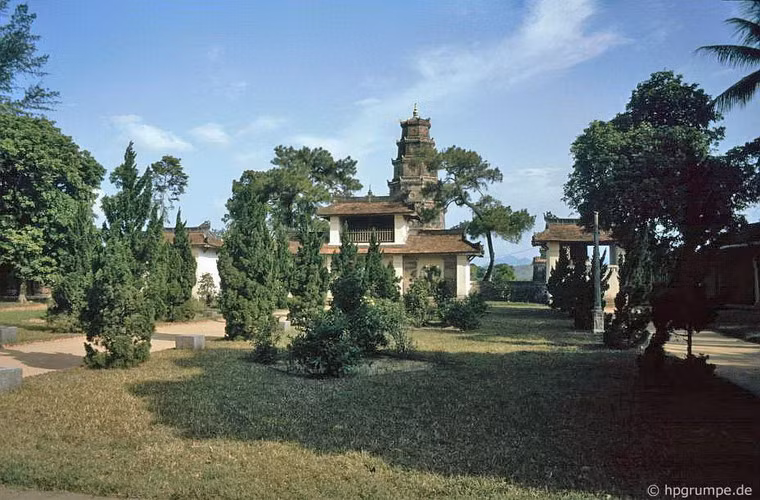 Toàn cảnh chùa Thiên Mụ.