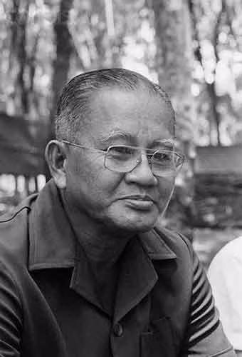  Dương Văn Minh (1916-2001) là Tổng thống cuối cùng của chế độ Sài Gòn. Sau năm 1975, ông sống tại TP Hồ Chí Minh, cho đến năm 1983 thì sang Pháp định cư. Nhưng ngay sau đó, ông lại chuyển sang California (Mỹ), sống với gia đình con gái. Ông qua đời ngày 6/8/2001, thọ 86 tuổi. Thời gian cuối đời, Ông Dương Văn Minh đã bày tỏ mong muốn được trở về quê hương và sống như một người dân Việt Nam bình thường.