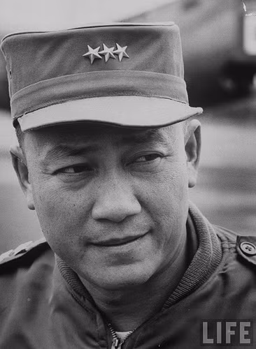 Trần Văn Đôn (1917) là tướng lĩnh cao cấp của Quân lực Sài Gòn và là Phó Thủ tướng, Bộ trưởng Quốc phòng trong nội các cuối cùng của Tổng thống Nguyễn Văn Thiệu. Vào ngày 29/4/1975, ông là một trong những người di tản trên chuyến trực thăng nổi tiếng của Mỹ xuất phát từ tầng thượng tòa nhà 22 phố Gia Long (nay là phố Lý Tự Trọng) ở Sài Gòn. Sau đó, ông sang Pháp định cư và sinh sống ở đó cho tới nay.