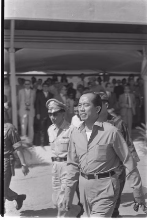  Nguyễn Xuân Oánh (1921–2003), là cựu Phó Thủ tướng kiêm Thống đốc Ngân hàng, 2 lần là quyền Thủ tướng trong chính phủ Sài Gòn. Sau 1975, ông tiếp tục được chính quyền mới trọng dụng. Trong tiến trình Đổi mới cuối thập niên 1980, ông đã có đóng góp lớn vào việc cải cách các lĩnh vực ngân hàng, tài chính, đầu tư nước ngoài… tại VN. Ông từng là cố vấn kinh tế cho Tổng bí thư Nguyễn Văn Linh, Thủ tướng Võ Văn Kiệt và cũng là Đại biểu Quốc hội, Ủy viên UBTW Mặt trận Tổ quốc VN. Ông mất ngày 29/8/2003 tại TP HCM.