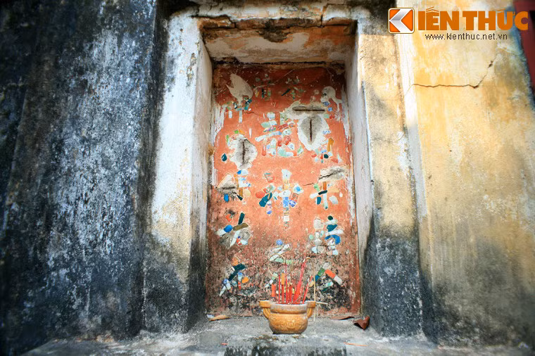Có 4 bàn thờ nhỏ nằm bên 2 cổng phụ của nhà thờ.