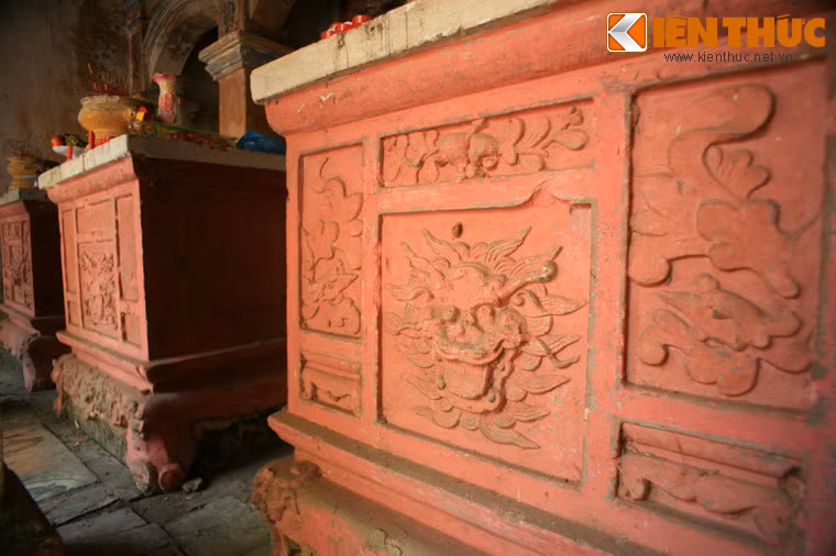 Họa tiết trang trí trên các bệ thờ.
