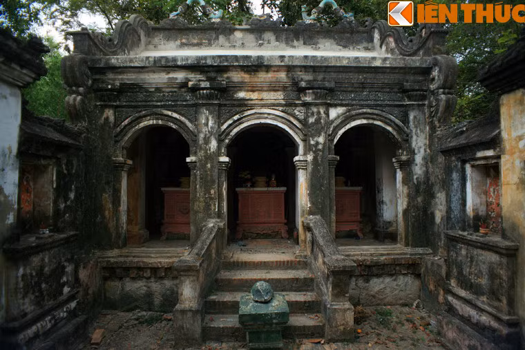 Gian thờ nằm sau một giếng trời.
