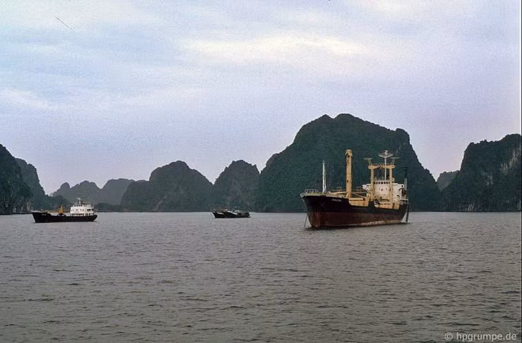 Điều hấp dẫn nhất khi đến Hạ Long là ghé thăm vùng vịnh tuyệt đẹp với vô số đảo đá vôi nhấp nhô trên mặt biển.