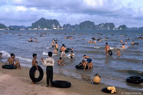 Biển Hạ Long khá lặng sóng so với các vùng biển khác do những hòn đảo ngoài vịnh đã chắn gió thổi vào hướng đất liền.