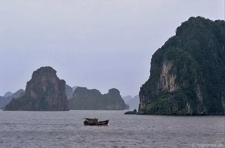 Những con thuyền nhỏ bé tô điểm thêm cho khung cảnh thơ mộng của vịnh Hạ Long.