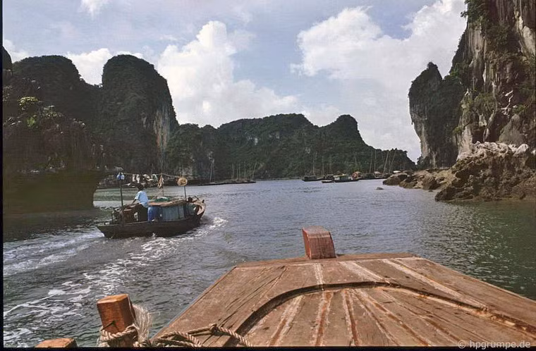 Hàng chục con thuyền quần tụ ngay dưới chân những đảo đá vôi.