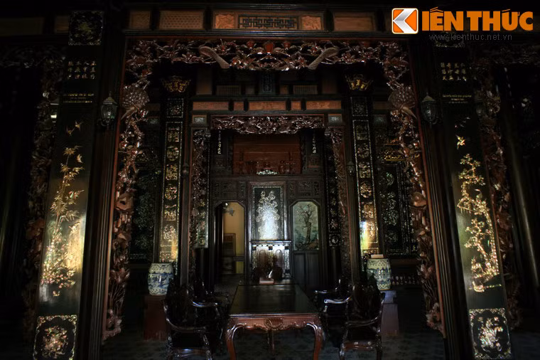 Nối các khoảng cột với nhau là các bộ bao lam bằng gỗ chạm hai mặt thể hiện các đề tài tứ linh, tứ quí, bát bửu...