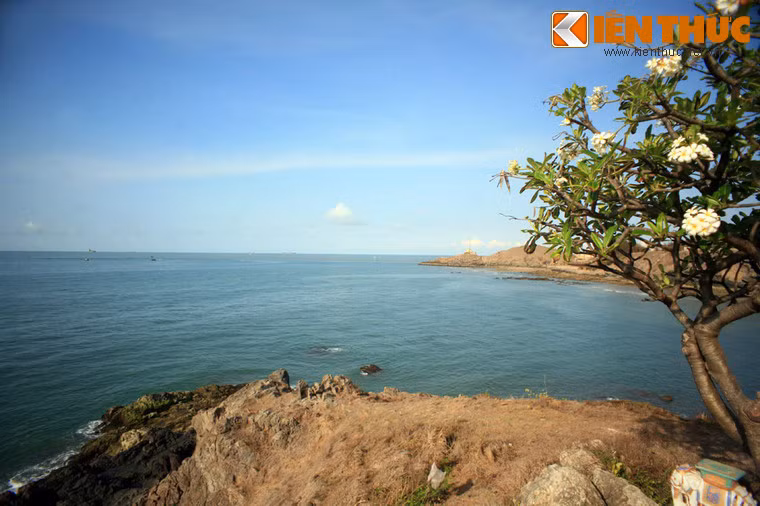 Hay phóng tầm mắt ra khoảng không gian bao la của Biển Đông.