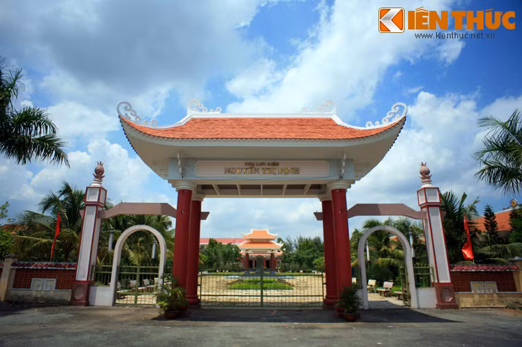 2. Tướng Nguyễn Thị Định (1920 – 1992), còn gọi là Cô Ba Định, là nữ tướng đầu tiên của Quân đội Nhân dân Việt Nam. Sau khi bà mất, khu tưởng niệm bà được lập tại mảnh đất quê hương ở ấp Phong Điền, xã Lương Hòa, huyện Giồng Trôm, tỉnh Bến Tre.