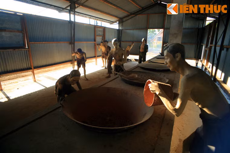 Có 2 cuộc vượt ngục đã được tiến hành từ nhà bếp bằng cách chui vào thùng phi ngụy trang thành thùng đựng xỉ than còn bốc khói và khiêng ra ngoài đổ.