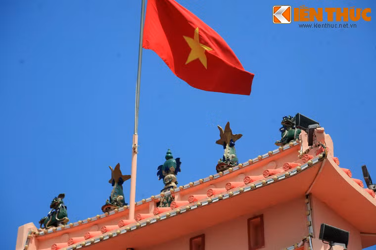 Các hình tượng trang trí trên mái Tam quan.