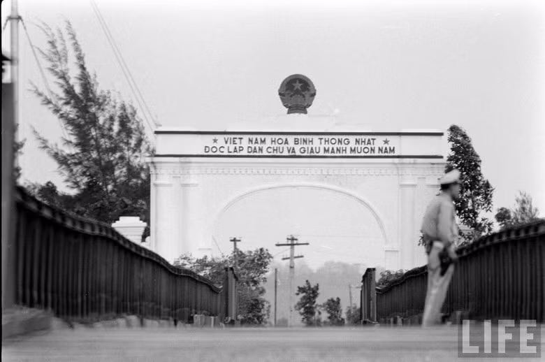 "Đấu biểu ngữ" cũng là một phần của cuộc chiến tâm lý giữa hai đầu cầu. Vào năm 1961, biểu ngữ ở cổng chào đầu cầu phía Nam là "Muốn thống nhất lãnh thổ phải có Tổng thống Ngô Đình Diệm". Trớ trêu thay, 2 năm sau đó vị Tổng thống độc đoán này đã chết thảm trong cuộc đảo chính do người Mỹ giật dây ở Sài Gòn. Đối diện với cổng chào có phần "mong manh" của Sài Gòn là cánh cổng xây bằng bê tông bề thế và vững chắc của Việt Nam Dân chủ Cộng Hòa. Thông điệp của toàn thể nhân dân Việt Nam: "Việt Nam hòa bình, thống nhất, độc lập, dân chủ và giàu mạnh muôn năm!". Hình ảnh thực hiện năm 1961.