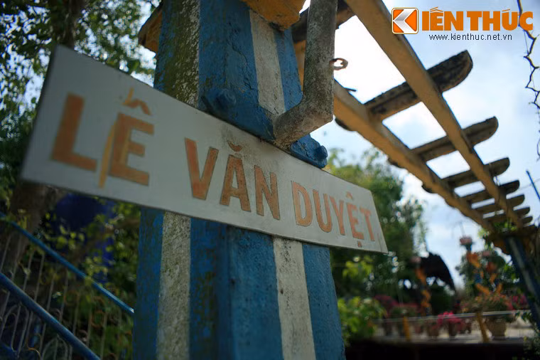 Một lối đi trong khu di tích được đặt tên là đường Lê Văn Duyệt - một vị khai quốc công thần của nhà Nguyễn.