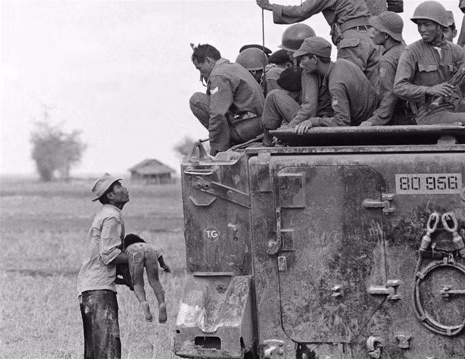 Bức ảnh đoạt giải thưởng Pulitzer đầu tiên về chiến tranh Việt Nam là tác phẩm của nhiếp ảnh gia huyền thoại Horst Faas, phóng viên ảnh của hãng thông tấn AP (Associated Press). Bức ảnh chụp ngày 19/3/1964, ghi lại cảnh một người dân Việt Nam ôm xác con trong khi toán lính biệt kích của quân đội Sài Gòn nhìn xuống từ xe thiết giáp. Đứa trẻ đã bị chết khi quân Sài Gòn truy đuổi du kích Giải phóng trong một ngôi làng gần biên giới Campuchia. Bức ảnh đã đoạt giải Pulitzer năm 1965.
