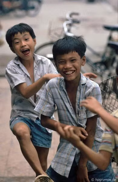 Nô đùa trên phố.