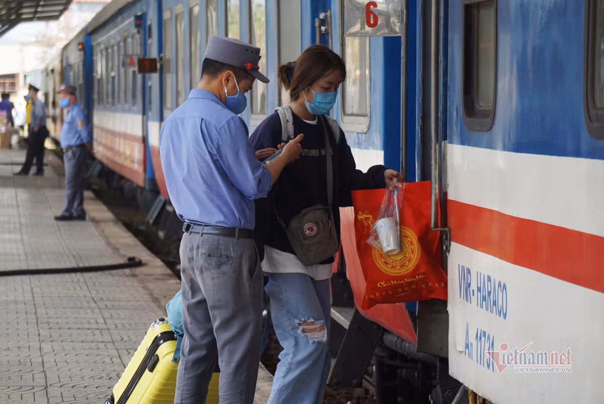 “Đỏ mắt” tìm mua vé xe về quê ăn Tết - Hình 3 “Do mat” tim mua ve xe ve que an Tet-Hinh-3