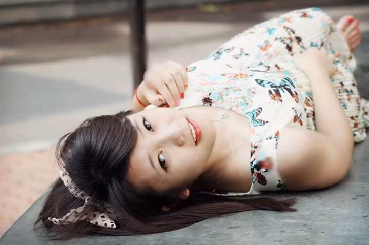 Thùy Linh cho biết cô khá khó chịu "bất đắc dĩ" phải đọc những dòng bình luận khiếm nhã, châm chọc cô về bức ảnh trên mạng. Nhiều người còn cho rằng Thùy Linh "làm trò" để được nổi tiếng... nhưng cô nàng nhấn mạnh lại rằng đó chỉ là bức ảnh chụp vui, chẳng may được ai đó quan tâm, mang lên các trang mạng giải trí có sức lan tỏa mạnh.
