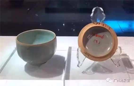 Đào huyệt thấy bình lá sen, đội khảo cổ tá hỏa phát hiện sự thật sốc - Hình 4 Dao huyet thay binh la sen, doi khao co ta hoa phat hien su that soc-Hinh-4