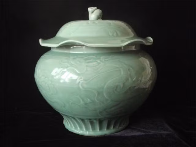 Đào huyệt thấy bình lá sen, đội khảo cổ tá hỏa phát hiện sự thật sốc - Hình 3 Dao huyet thay binh la sen, doi khao co ta hoa phat hien su that soc-Hinh-3