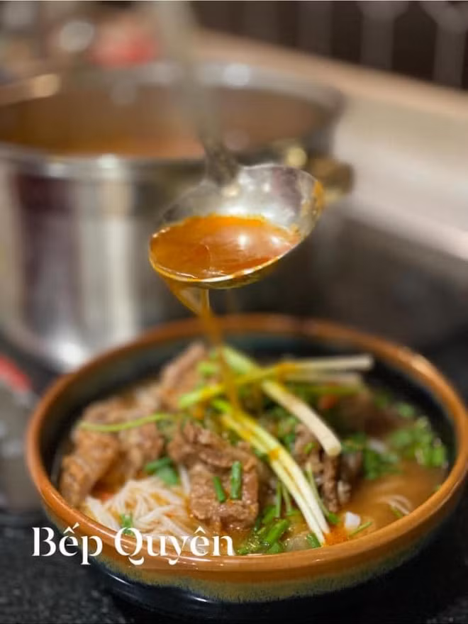 Phở bò sốt vang ngon miệng, ngon mắt chỉ với 5 bước cực đơn giản - Hình 7 Pho bo sot vang ngon mieng, ngon mat chi voi 5 buoc cuc don gian-Hinh-7