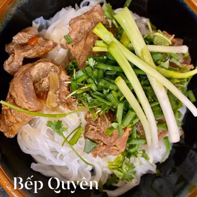 Phở bò sốt vang ngon miệng, ngon mắt chỉ với 5 bước cực đơn giản - Hình 6 Pho bo sot vang ngon mieng, ngon mat chi voi 5 buoc cuc don gian-Hinh-6
