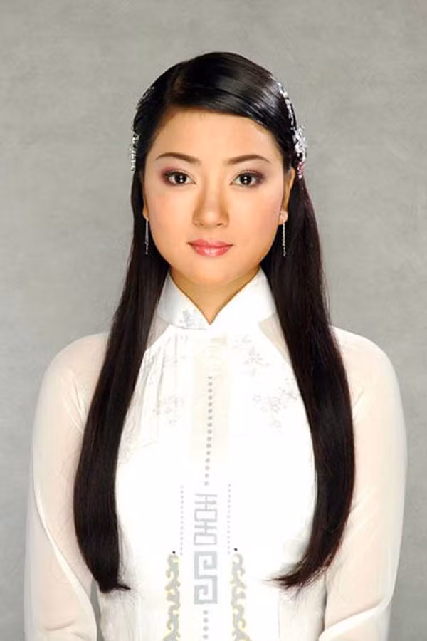 Hoa hau Nguyen Thi Huyen gay sung sot voi khuon mat vline