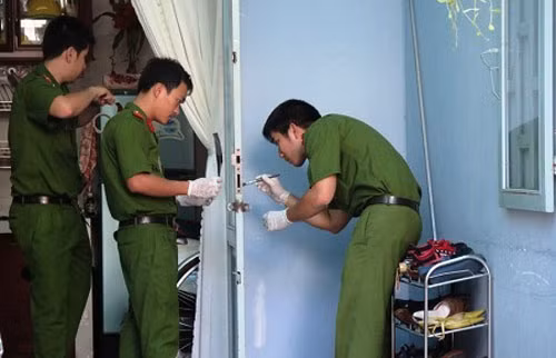 Công an TP HCM khám nghiệm hiện trường một vụ trộm tài sản có giá trị hơn nửa tỷ đồng.