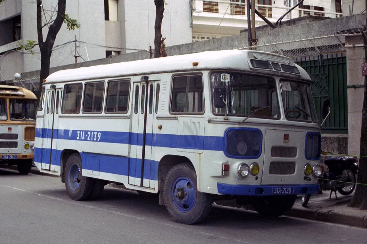 Chiếc PAZ 672 màu xanh đỗ ven đường, biển số 31A-21-39.