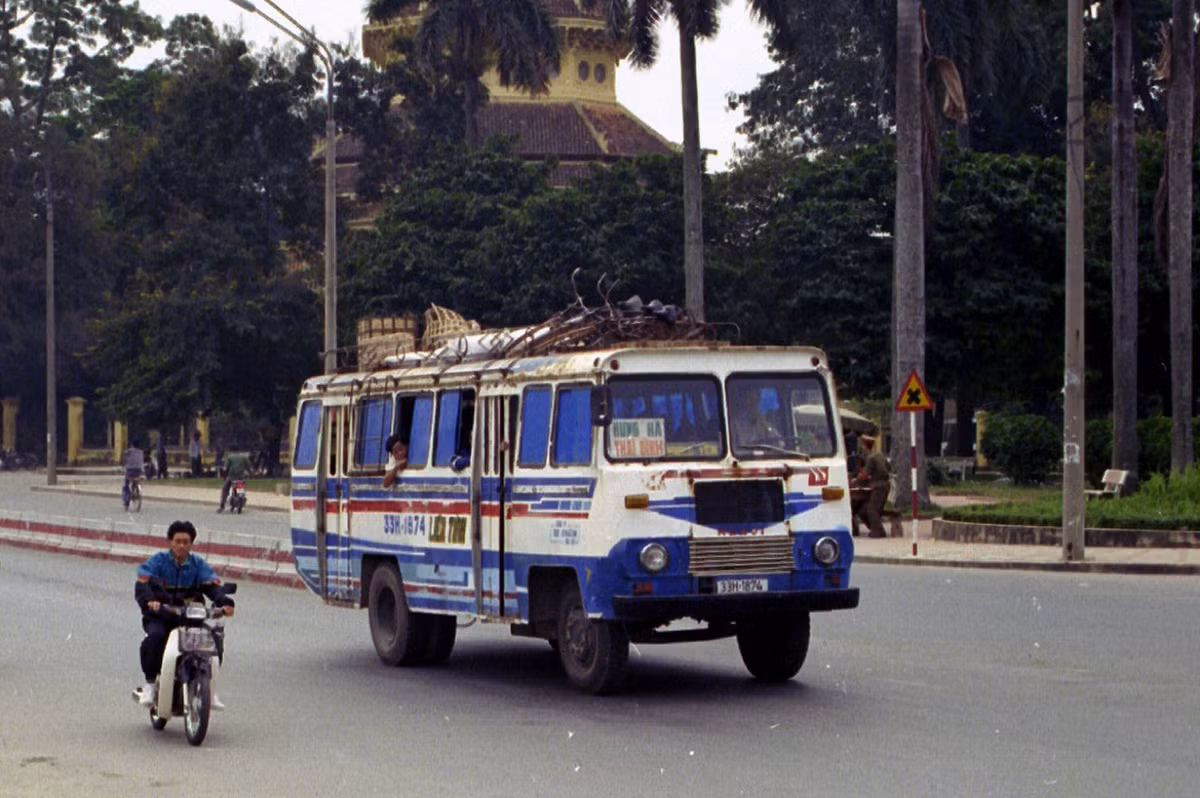 Chiếc IFA W50L biển số 33H-18-74 này đang chạy qua dốc Bác Cổ, phía xa là Bảo tàng Lịch sử.