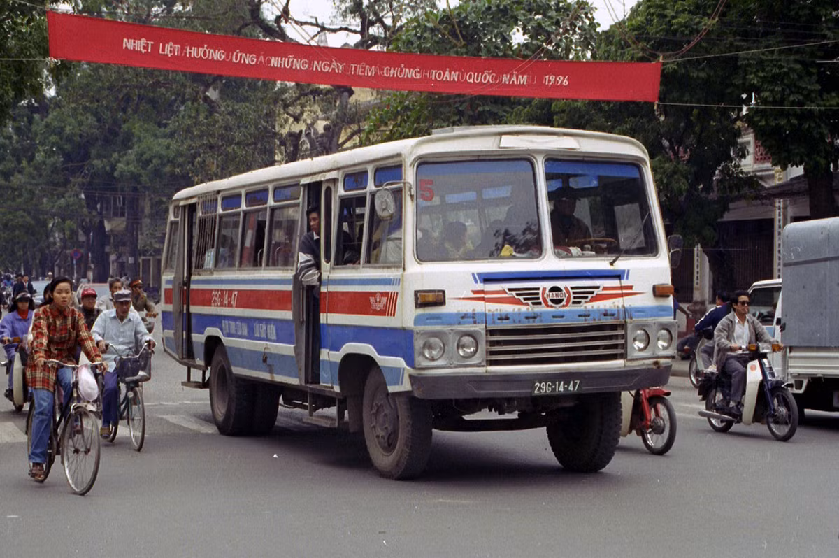 Một chiếc IFA W50L (Đông Đức), biển số 29G-14-47, chạy trên phố Hai Bà Trưng.