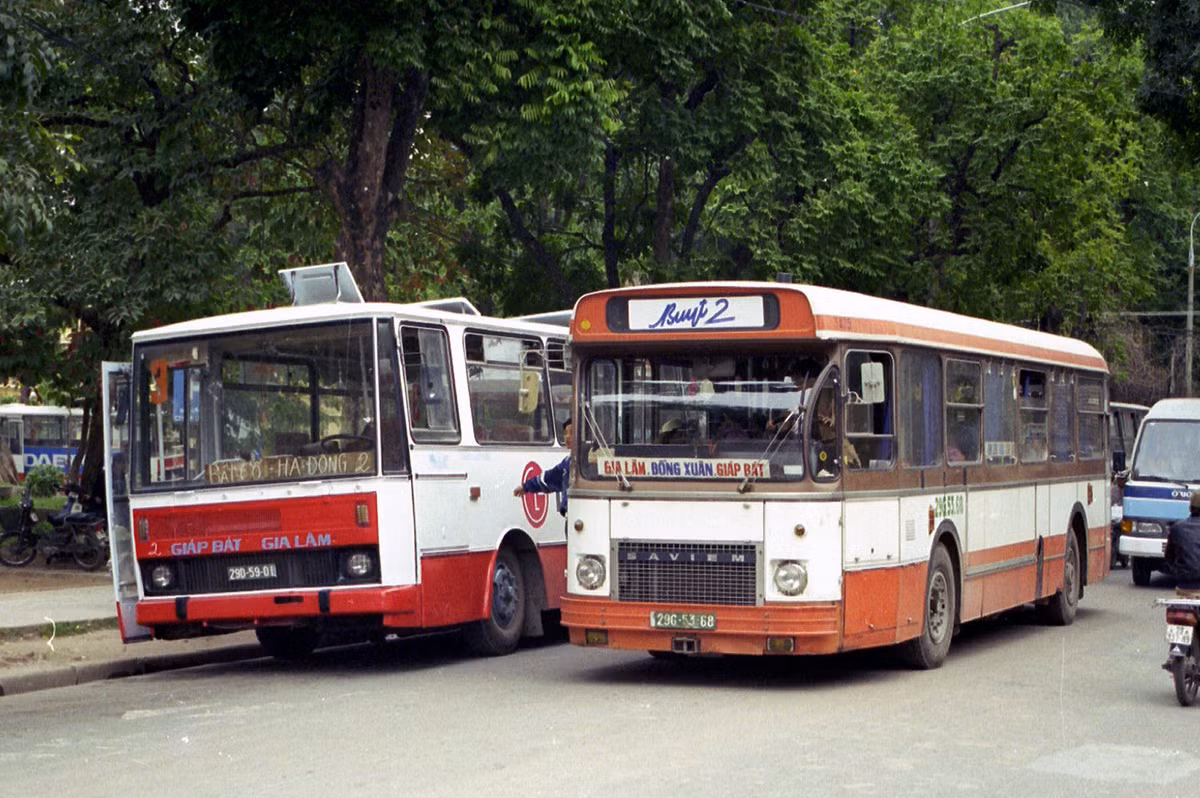 Saviem biển số 29G-53-68 chạy ngang qua Karosa biển số 29D-59-01.