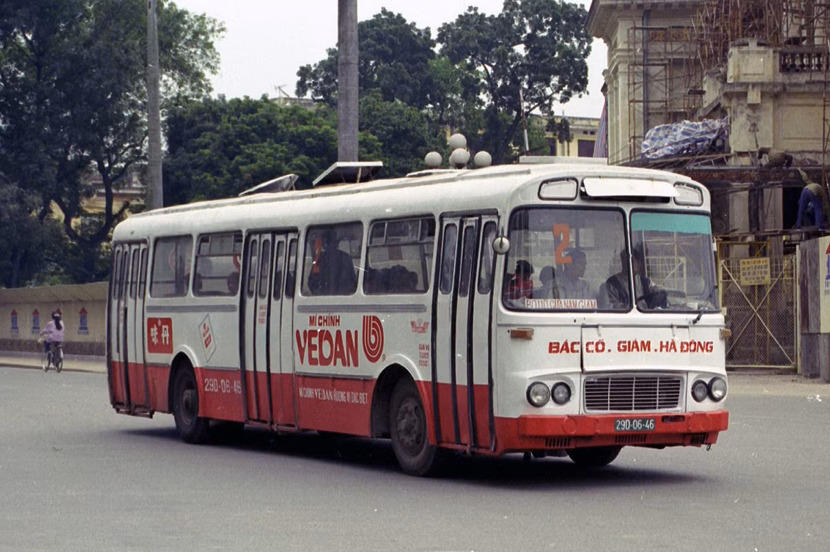 Chiếc Karosa biển số 29D-06-46 chạy qua Nhà hát Lớn, lúc này đang được trùng tu.