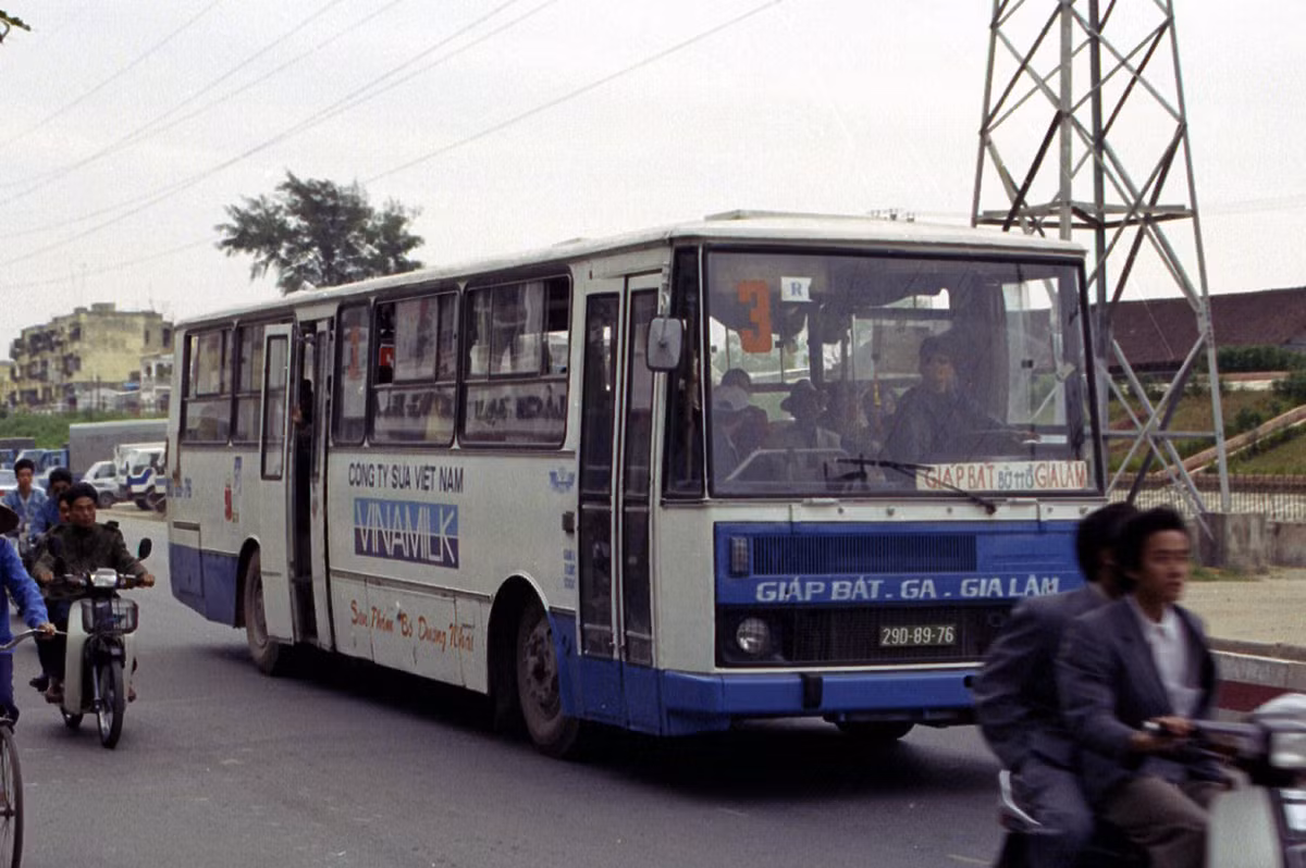 Chiếc Karosa màu xanh biển số 29D-89-76.