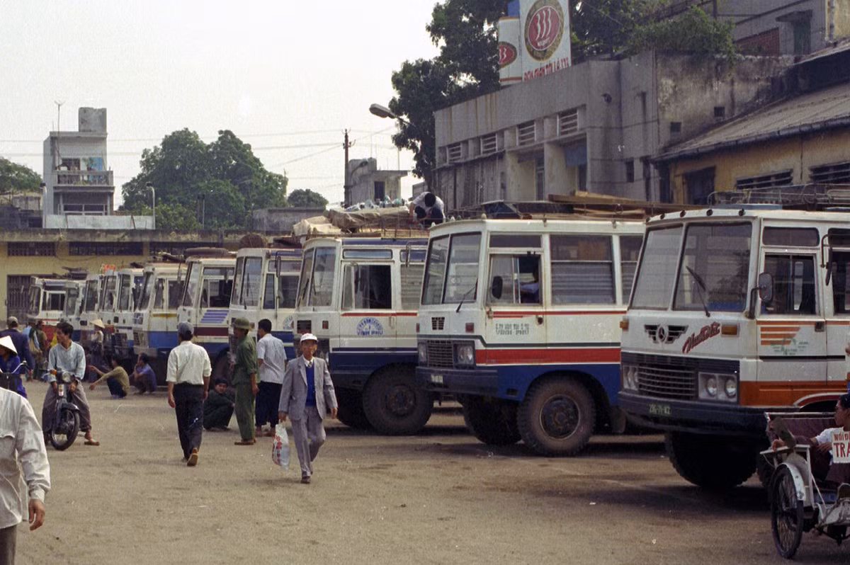 Một góc bến xe Giáp Bát năm 1996.