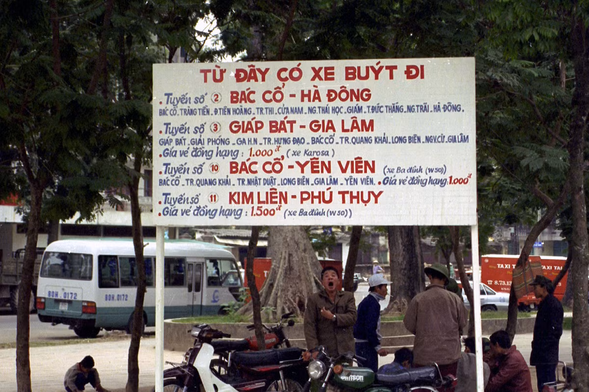 Bảng thông báo về các tuyến xe buýt ở dốc Bác Cổ.