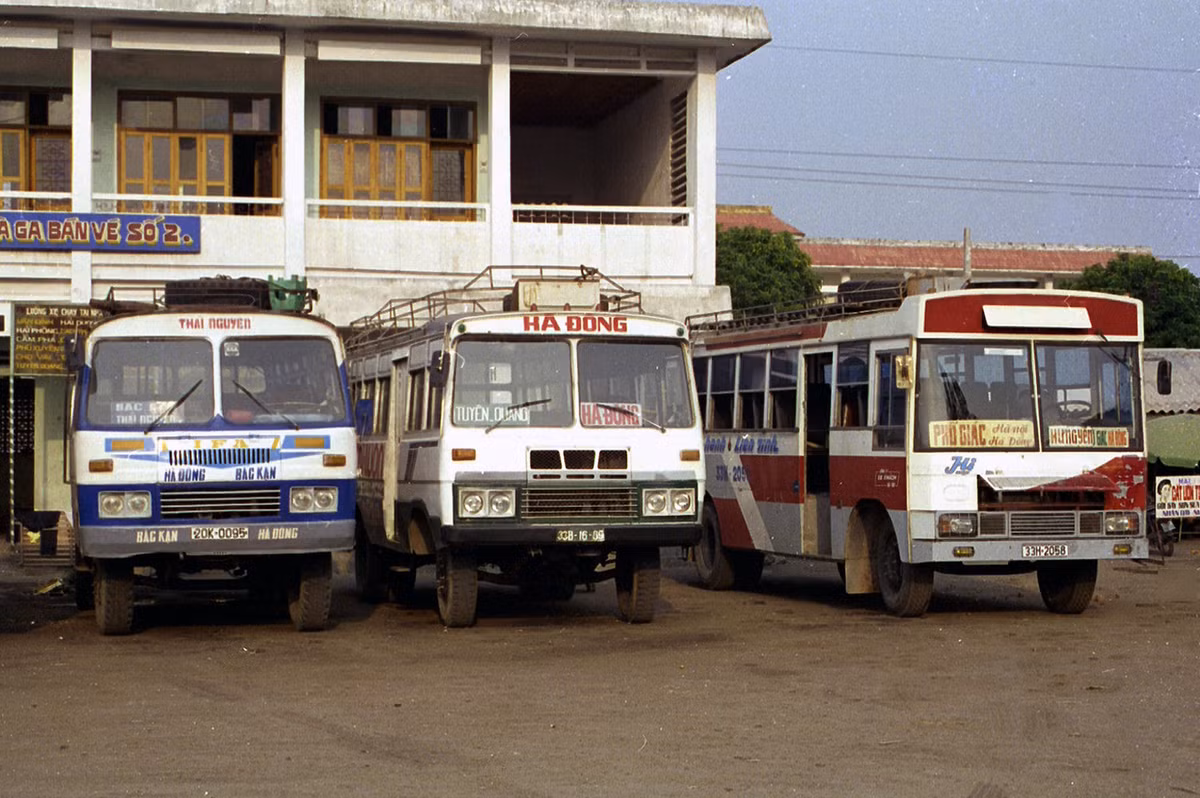 Một góc bến xe Gia Lâm, Hà Nội năm 1996.