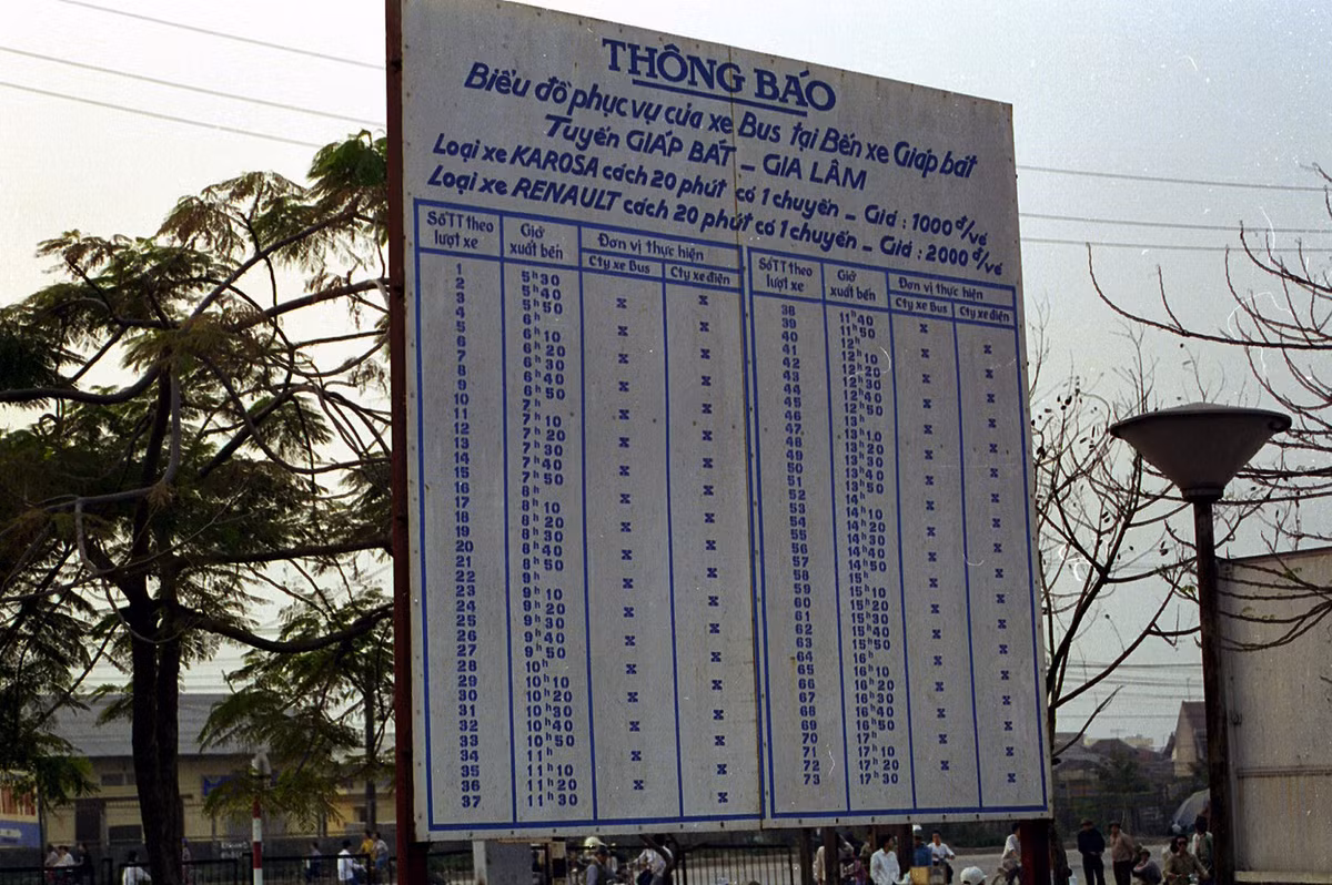 Bảng thông báo về hoạt động của tuyến xe Giáp Bát - Gia Lâm tại bến xe Giáp Bát: "Loại xe KAROSA cách 20 phút có 1 chuyến - giá: 1000 đ/vé". "Loại xe RENAULT cách 20 phút có 1 chuyến - giá: 2000 đ/vé".
